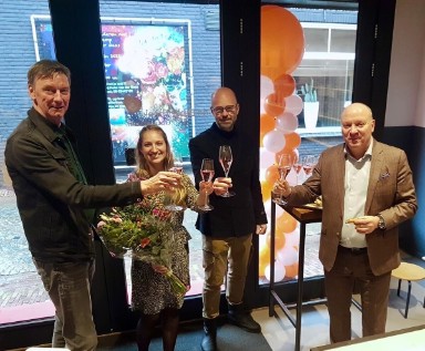 Foto van de feestelijke opening met o.a. wethouder Benno Brand en Frank Droste